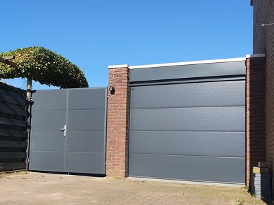 Strokend met garagedeur