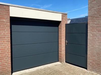 Strokend met garagedeur